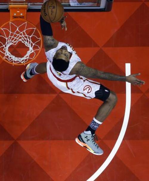 Atlanta, Georgia USA: Kent Bazemore degli Atlanta Hawks a canestro durante la partita contro i Dallas Mavericks nel campionato NBA di basket (Ap)